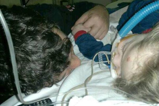 A un mes del trasplante, Renzo se recupera junto a sus padres