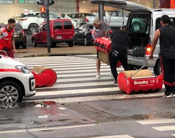 Personal de mantenimiento de River trasladó los rodillos a La Boca