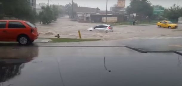 La lluvia arrastró a un auto en Córdoba&nbsp;
