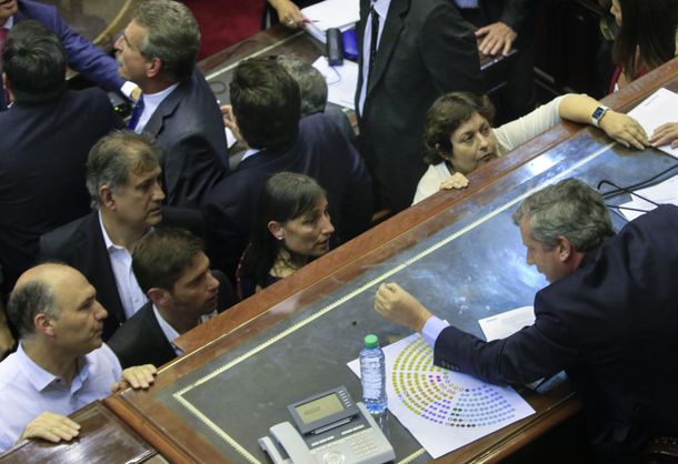 Emilio Monzó con diputados en la fallida sesión