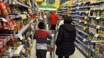 alerta por el endeudamiento familiar: crece el uso del credito para comprar en los supermercados alerta por el endeudamiento familiar: crece el uso del credito para comprar en los supermercados