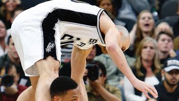 Emanuel Ginóbili a los 39 años disputa el balón con las ganas de un rookie Emanuel Ginóbili a los 39 años disputa el balón con las ganas de un rookie