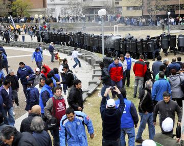 Estatales cordobeses marchan contra el ajuste de De la Sota