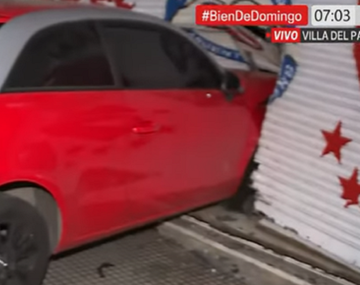 Accidente en Villa del Parque: un auto quedó incrustado en un local de Argentinos Juniors