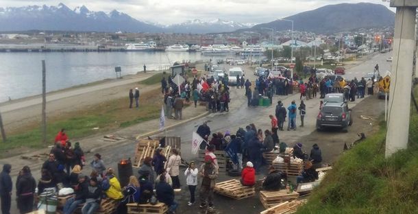 Camioneros desalojaron a la fuerza un piquete de trabajadores estatales