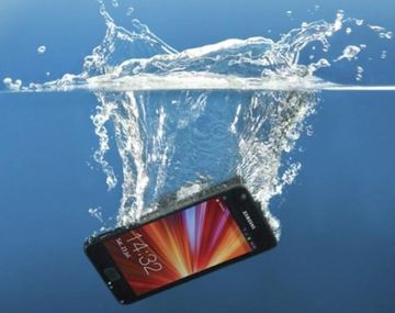 ¿Cómo secar un teléfono celular si se cae al agua?