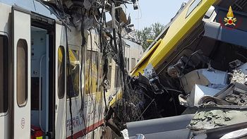 tragedia en italia: al menos 20 muertos en un choque frontal de trenes tragedia en italia: al menos 20 muertos en un choque frontal de trenes