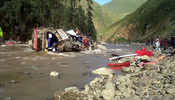 Al menos 25 muertos al caer un micro a un río en Perú