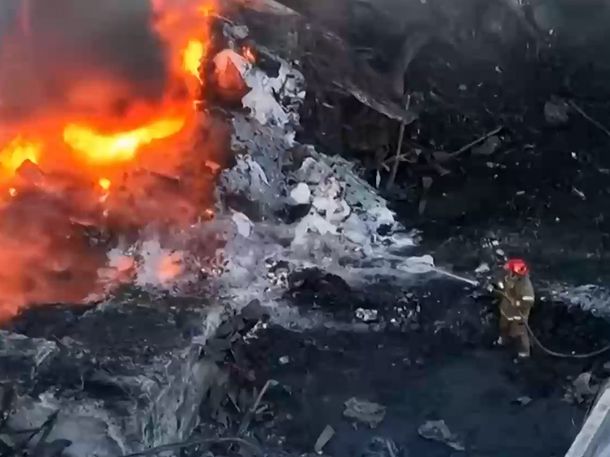 Se reavivó el fuego en el depósito de Francisco Álvarez y más dotaciones de bomberos van en camino