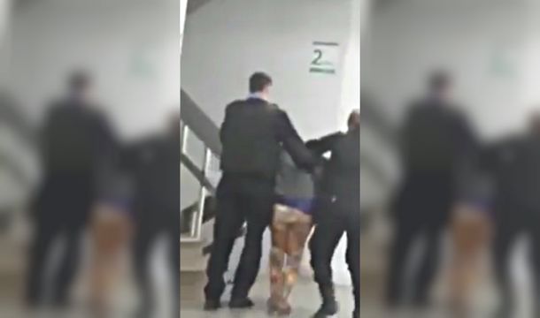 La mujer fue arrastrada por dos policías tras morder a una médica