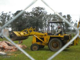 un vecino destruyo con una topadora dos viviendas del pro.cre.ar un vecino destruyo con una topadora dos viviendas del pro.cre.ar