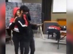 La emotiva reacción de un adolescente cuando sus compañeros le regalaron la remera de egresados