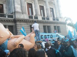 En la cancha más verde de todas, los provida hacen un acto contra el aborto y cobran entrada