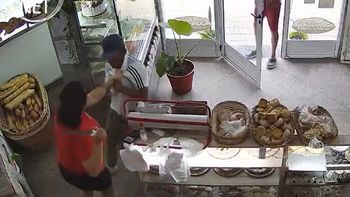 video: una panadera se enfrento a cuchillazos a un ladron que intento robarle video: una panadera se enfrento a cuchillazos a un ladron que intento robarle