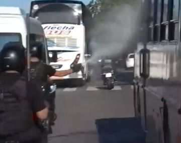 La agentes en moto atacaron al micro sin motivo aparente