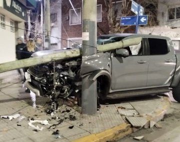  Una camioneta terminó incrustada en un poste de luz.