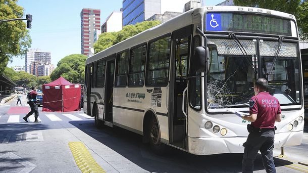 Un alumno del Otto Krause murió al ser atropellado por un colectivo frente a la escuela