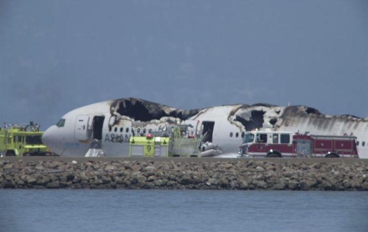Un avión se estrelló en EE UU: hay 2 muertos y 61 heridos