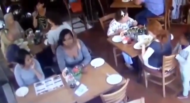 VIDEO: Nena roba un celular en Sudáfrica por instrucciones de su madre