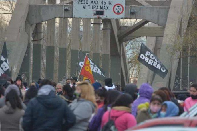 Movimientos sociales acampan sobre los puentes que unen Neuquén con Cipolletti