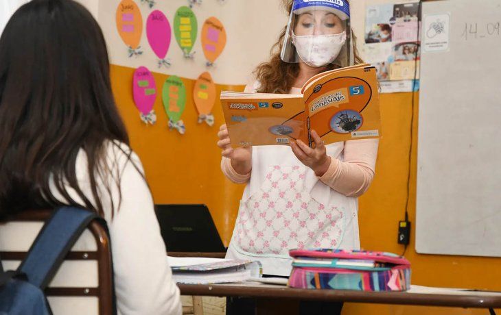 Ciudad otorga otro aumento a docentes: el salario mínimo pasa a $104.254