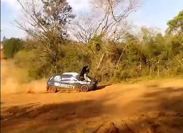 Se quedó sin acelerador y terminó con el copiloto en el capó