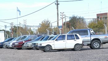 la grua se llevo el auto con ella adentro