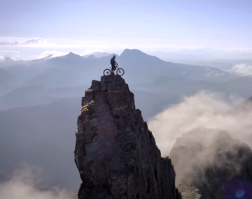 Impresionante escalada en bicicleta
