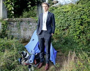 Un pasante de las Naciones Unidas tiene que dormir en carpa por falta de dinero