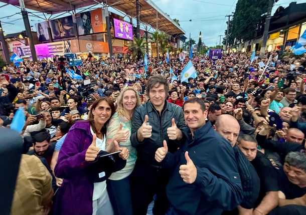 Javier Milei arribó a Tucumán en medio de marchas a favor y en contra