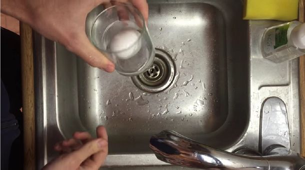Mirá el video de cómo se pela un huevo duro con sólo pasarlo por agua fría