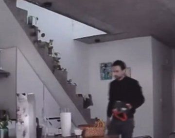 Puso una cámara de seguridad y descubrió que su vecino le robaba