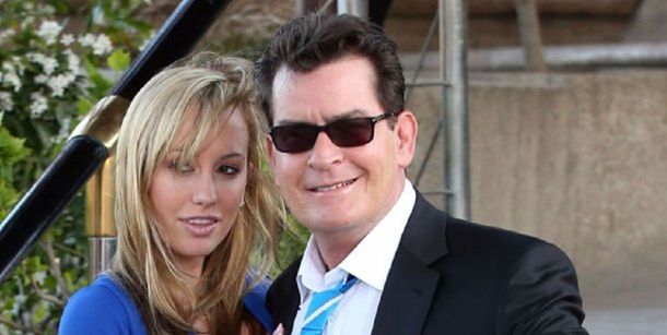 Brett Rossi, ex pareja de Charlie Sheen, lo acusa de haberla obligado a abortar