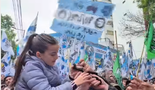 Cristina Kirchner le tiró por el balcón un regalo a una nena que fue a saludarla: ¿qué le dio?