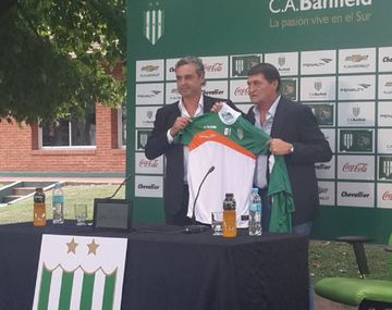 Vuelve el Emperador: presentaron a Falcioni en Banfield