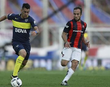 Pavón lleva el balón ante la marca de Belluschi