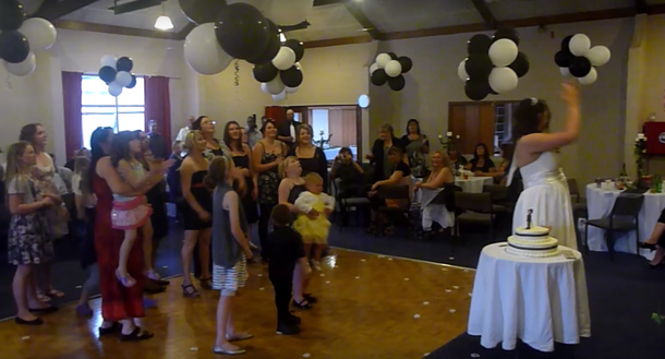 Tiró el ramo en su boda y una invitada soltó a su hija para agarrarlo