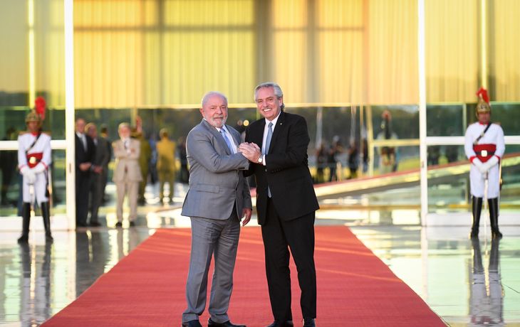 Lula prometió a Alberto ayudar a sacar el cuchillo del cuello a la Argentina