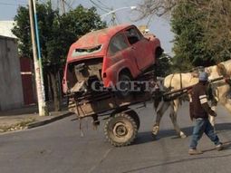 indignante: traslada un fiat 600 en un carro tirado por un caballo indignante: traslada un fiat 600 en un carro tirado por un caballo