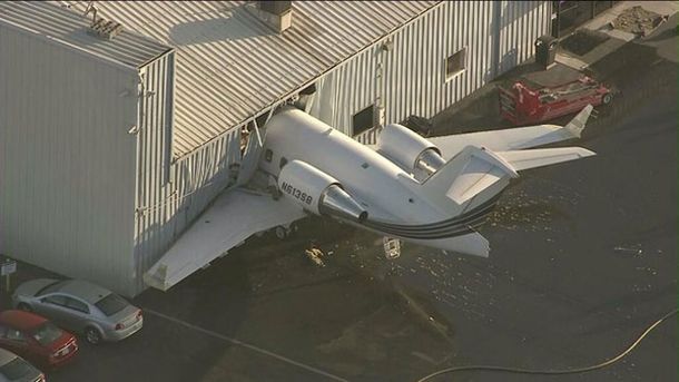 Un avión terminó encajado en un hangar durante una prueba