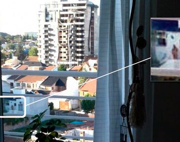 Vecinos del barrio Santa Genoveva están cansados del exhibicionismo de un hombre que se muestra completamente desnudo en la terraza de su casa.