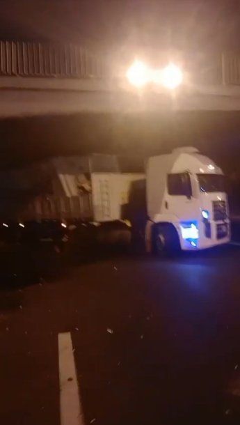 Un camión atascado bajo un puente cortó la avenida General Paz por horas