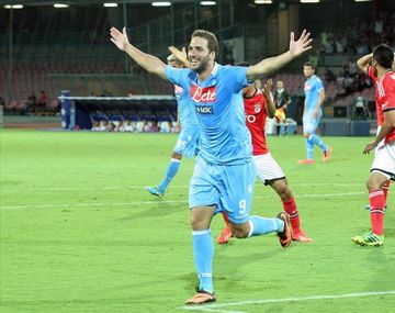 El Nápoli de Higuaín apenas igualó y no pudo acercarse a la punta