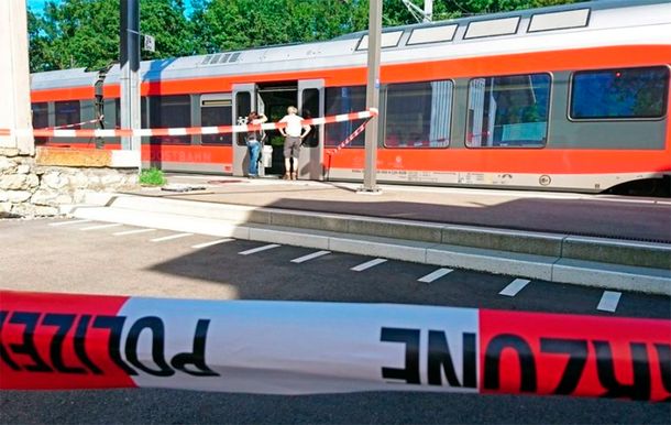Pánico en Suiza: un hombre incendió vagón de un tren y acuchilló a varios pasajeros