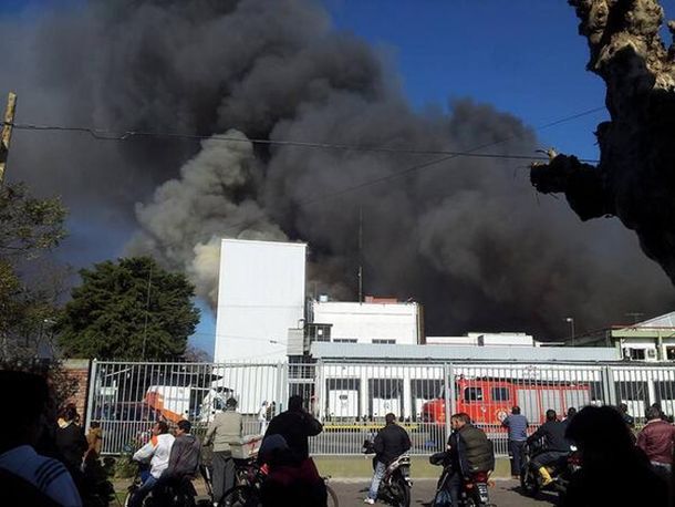 Continúa el feroz incendio en una fábrica de embutidos de Villa Tesei
