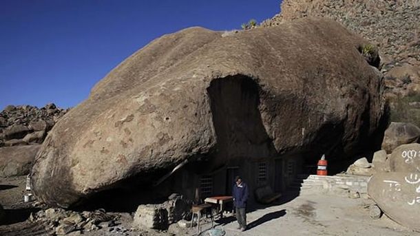 La espectacular historia de la familia que vive bajo una roca en el desierto