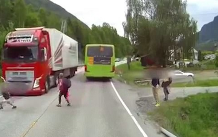 Se salvó de ser atropellado por un camión al cruzar la ruta sin mirar