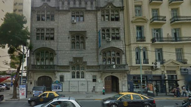 Se derrumbó una losa en la Facultad de  Artes de la UNA: hay tres heridos