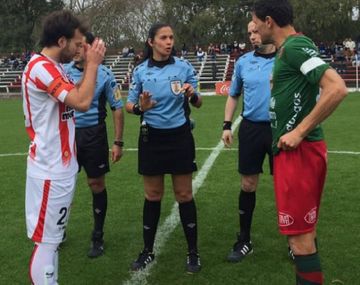 Para imitar: una mujer dirigió un partido de Primera en Uruguay