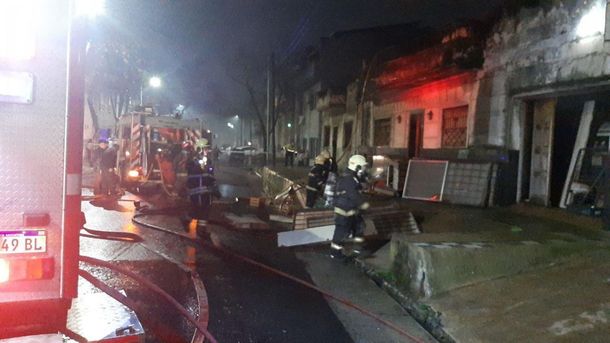 Incendio en una casa familiar en La Boca: rescataron 20 perros vivos y 10 muertos